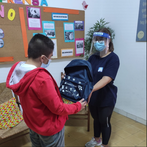 Prop de 600 menors vulnerables de Lleida tornen a l'escola amb nou material escolar gràcies a Fundació "la Caixa" i CaixaBank