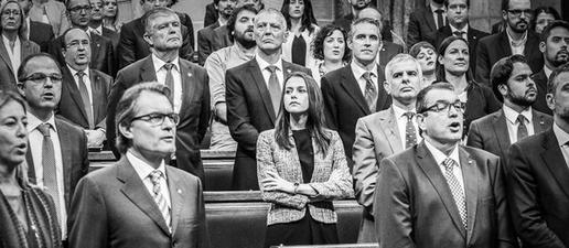 Reacció de la cap de l'oposició @InesArrimadas quan s'ha cantat l'himne nacional de Catalunya al @parlament_cat 