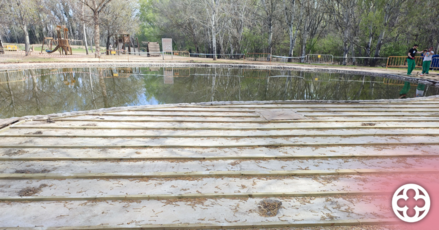 El Parc de la Mitjana de Lleida renova la tarima de fusta de l'àrea de la Carbonera