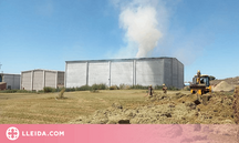 Nou dotacions de Bombers treballen en un foc en un magatzem de bales de palla a Alcarràs