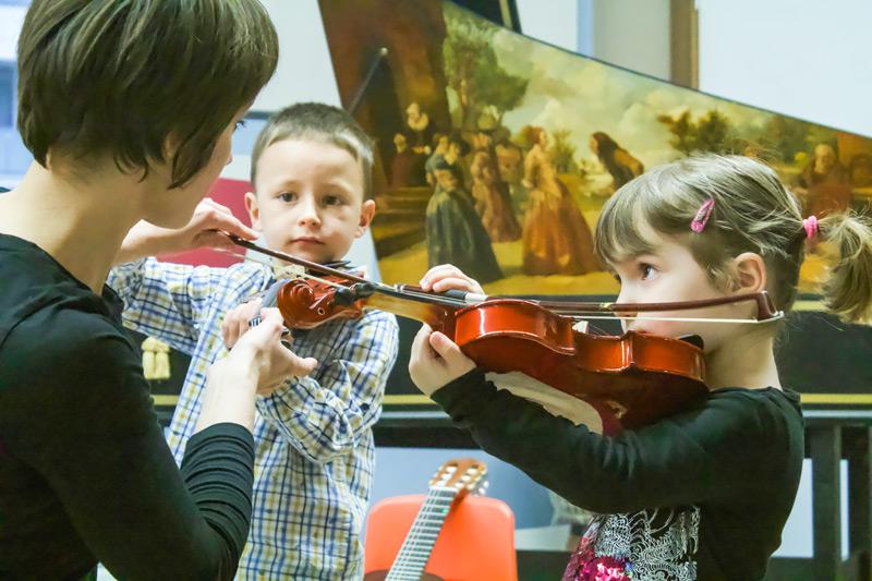 Llenguatge musical, aplicat a la rítmica i al solfeig.