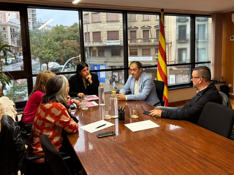 El sindicat va presentar ahir a l'Ajuntament de Lleida un estudi que reclama rehabilitar quatre estacions i obrir un nou baixador prop de l'hospital.