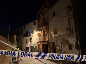 Desallotgen una desena de persones per l'esfondrament d'una casa deshabitada al centre històric de Balaguer A Torres de