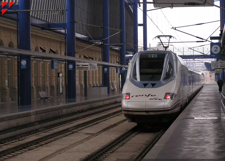 Puente estudia tallar fins a dos anys l’alta velocitat Madrid-Barcelona per renovar la línia