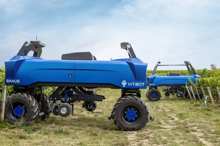 El robot, desenvolupat per l’empresa francesa VitiBot, pot fer tasques com la gestió del sòl, la sega, la prepoda i l’aplicació de tractaments