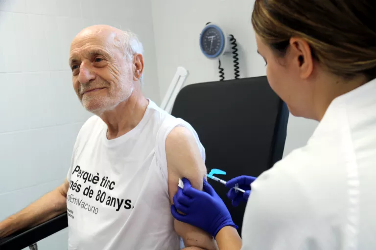 Salut comença a enviar avisos a les persones de 60 a 79 anys per vacunar-se contra la grip i la covid