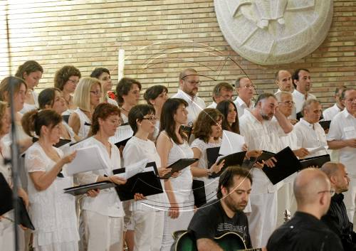 La coral de Maristes inunda de rock l'església de la Sagrada Família