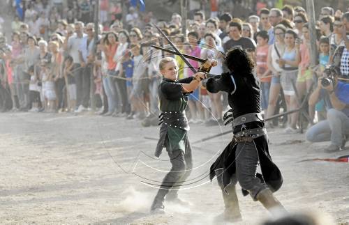 Almenar, al galop i amb la llança en mà