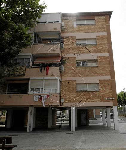 Cent famílies desnonades okupen pisos buits de bancs a Lleida