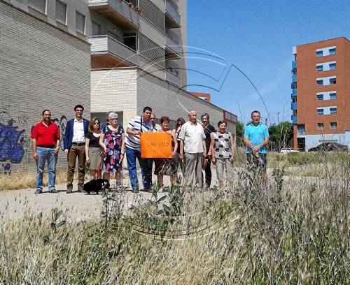 Veïns de Balàfia recullen dos-centes firmes per reclamar una zona verda