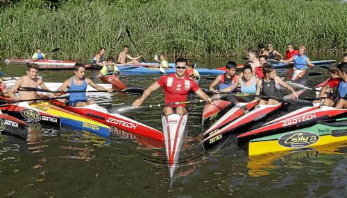 Saül Craviotto s'entrena a Lleida i alliçona els futurs piragüistes