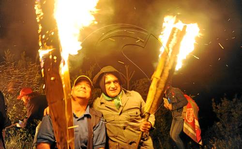 Membres de Comediants, en la baixada de falles de Durro