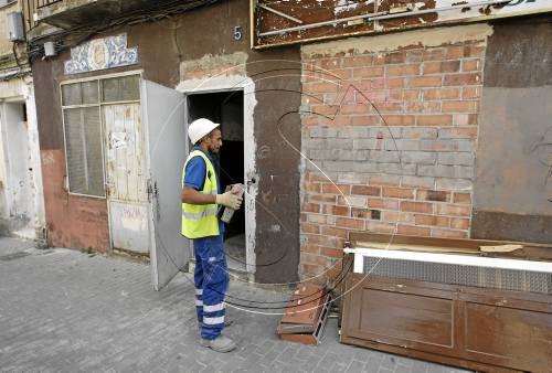 Desallotgen una trentena d'okupes de dos edificis de Salmerón i el Centre Històric
