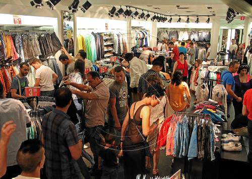 Bona afluència als comerços per trobar gangues encara que es materialitzen poques vendes