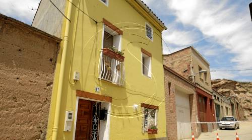 Desallotgen una família a Soses a l'esfondrar-se una paret de casa seua