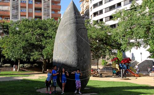 La Paeria neteja l'escultura de Benet Rossell a l'Escorxador