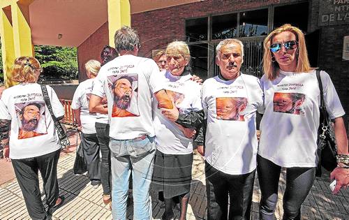 La família i els amics de l'home mort a la Mariola clamen "justícia"