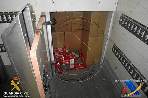 Detingut un camioner amb 243.000 euros en tabac il·legal a la Farga
