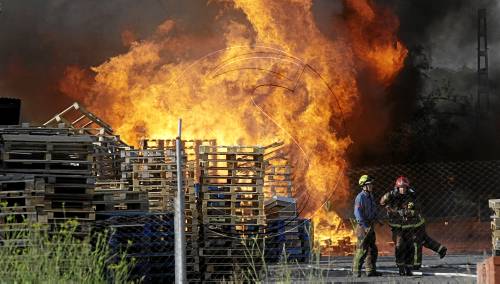 Espectacular incendi a la C-12
