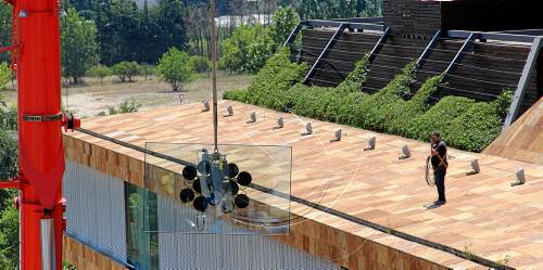 Substitució de vidrieres trencades a la Llotja