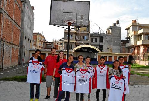 El CB Lleida promociona el bàsquet al Nepal