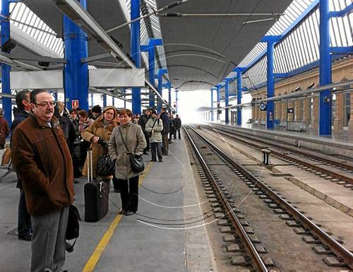 Retards i transbordaments en 8 trens Lleida-Barcelona