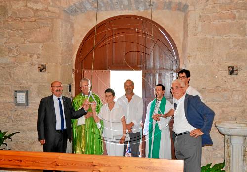 Vilves estrena les noves campanes de l'església romànica