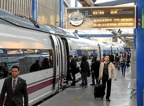 Una trentena de trens anul·lats arran de les vagues a Renfe i Adif dijous i divendres