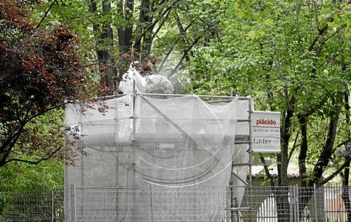 Restauració de la deteriorada estàtua de l'alcalde Fuster als Camps Elisis