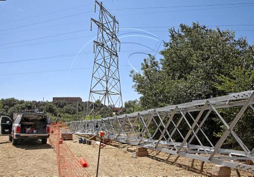 Ferit al caure des de tres metres d'una torre elèctrica a Preixens