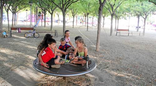 Estrena del nou mobiliari de la plaça Maria Rúbies