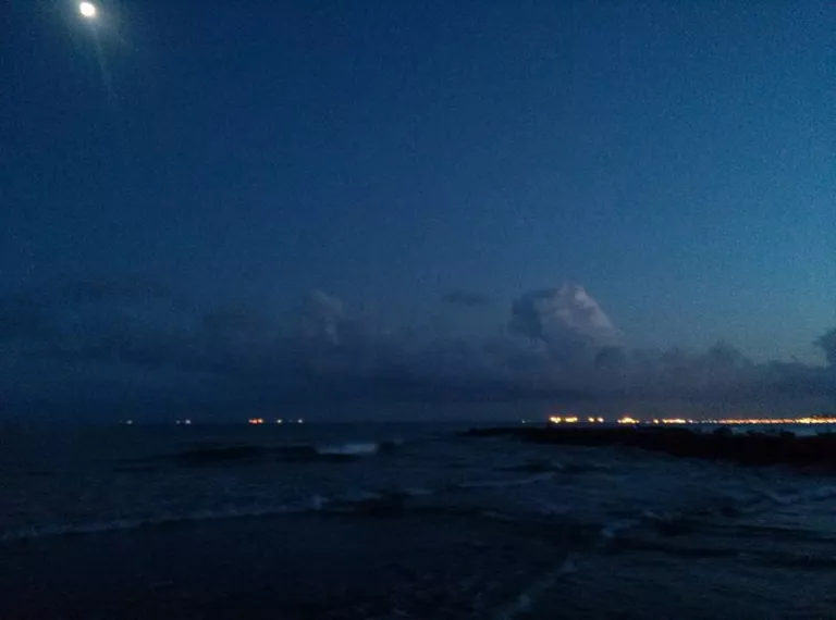 Donde hay susurros que te ven amanecer comiéndote la cara