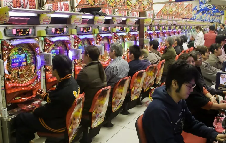Los chimpancés no juegan al pachinko