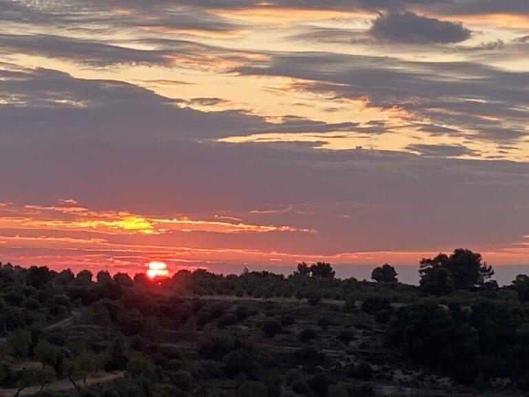 El dia s’escurça i la nit s’allarga, calla