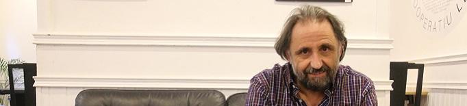 Josep Lluís Cruz: "Vaig passar molt temps castigat perquè escrivia amb la mà del dimoni"