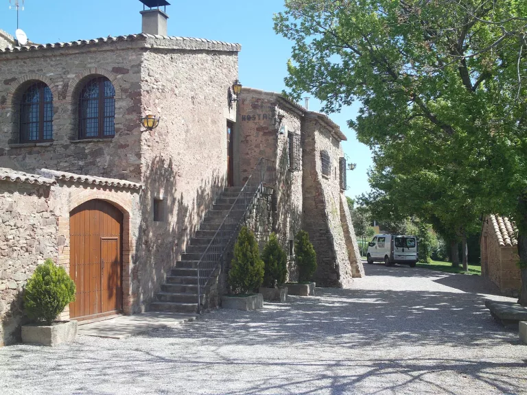 Uns plats de ceràmica. I un finestral