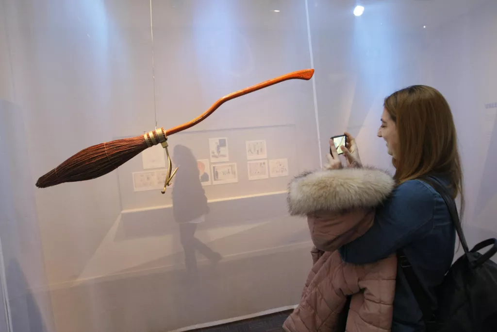 Una escombra original de ‘Harry Potter i la pedra filosofal’, una de les peces estrella de l’exposició. / ITMAR FABREGAT