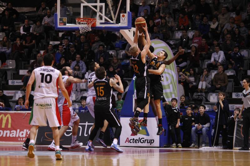 Una acció del partit de l'Actel Força Lleida contra el Palma.