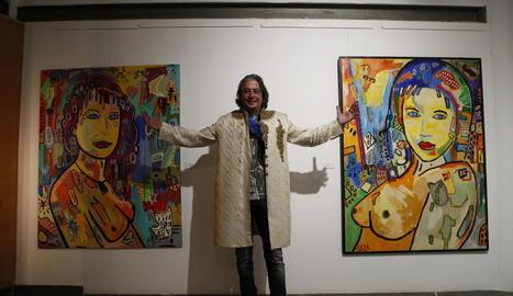 Antoni Uceda, entre dos dels seus quadres de gran format / SEGRE