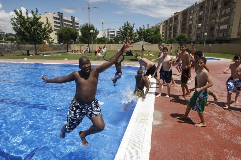 Imatge d'arxiu d'uns nens refrescant-se a la piscina de Cappont / Segre
