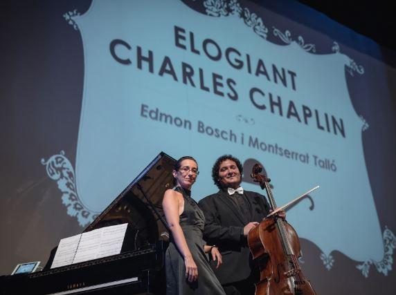 Elogiant Charles Chaplin