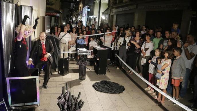 Estàtues humanes a l'eix comercial de Lleida