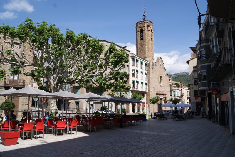 Imatge de la Pobla de Segur, amb l'església Verge de Ribera al fons.