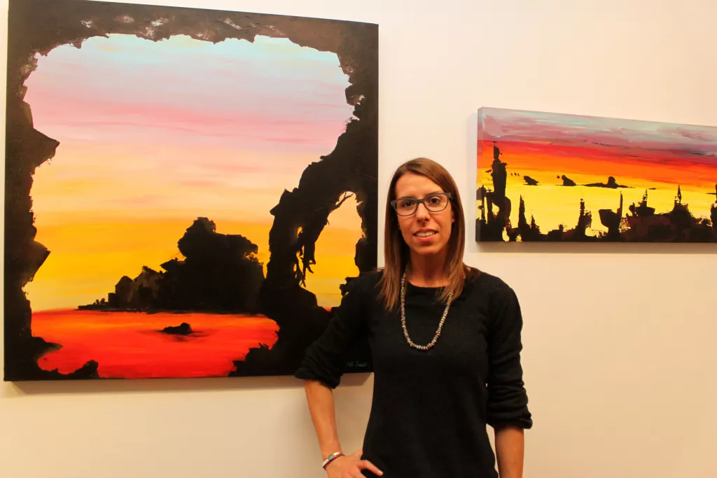 Eva Serés amb dos de les pintures exposades / Ajuntament de Tàrrega