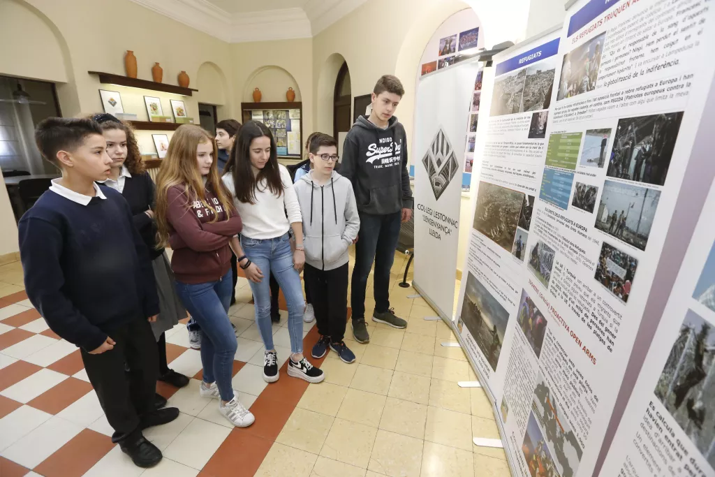 lumnes del centre mirant els plafons de l’exposició, que es podrà visitar fins al 28 de febrer. / Òscar Mirón