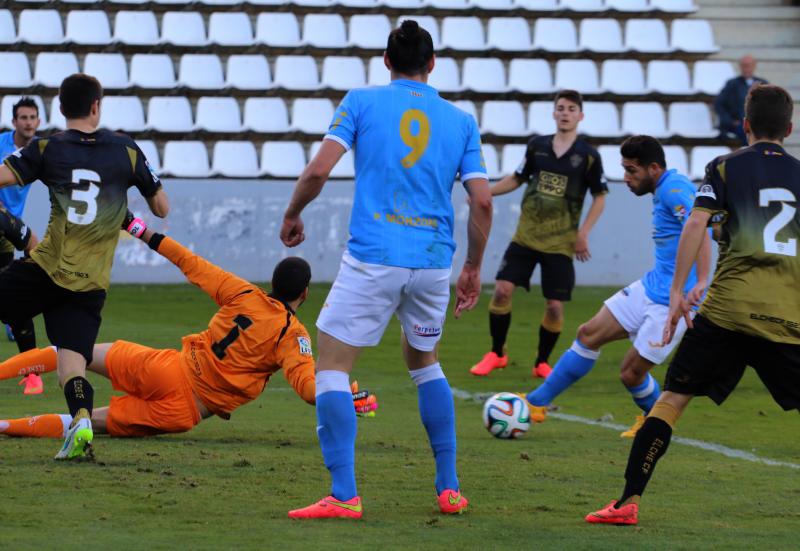 Una acció del partit del Lleida contra l'Elx. / SEGRE