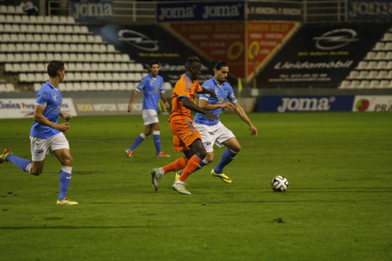 Una acció del Lleida Esportiu-Valencia Mestalla / Amado Forrolla-Segre