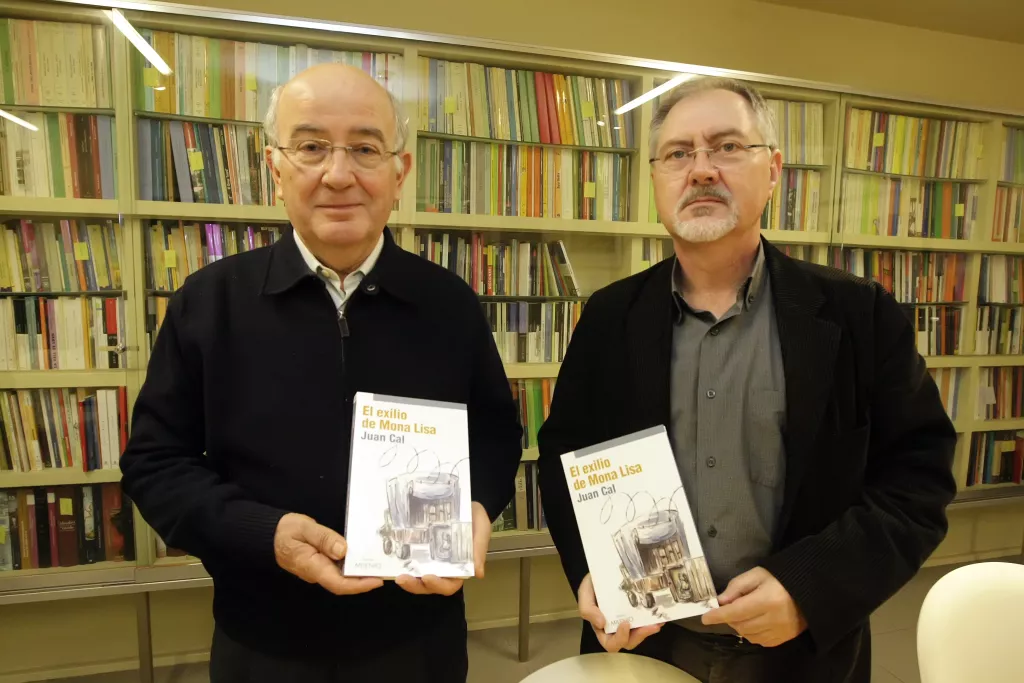L'editor Lluís Pagès (esquerra), amb Juan Cal durant la presentació de la novel·la 'El exilio de Mona Lisa'.