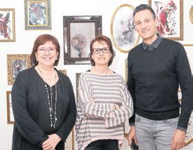 Perelló, alcaldessa de Tàrrega, amb Viaplana i Mag Lari a la mostra. / Ajuntament de Tàrrega