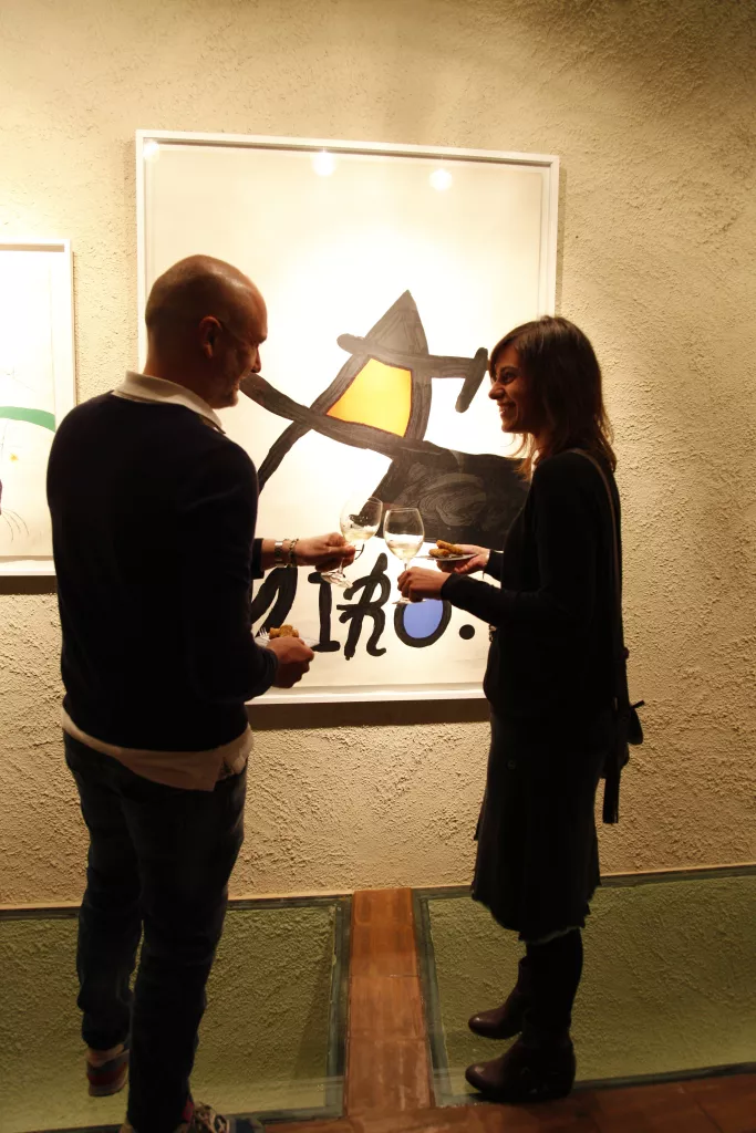 Miró a taula amb vins i productes de la Vall del Corb